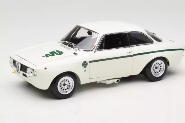 Minichamps Alfa Romeo Gta 1300 Junior 1972 1:18 100120501